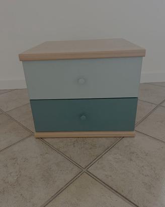 comodino in legno chiaro, con due cassetti