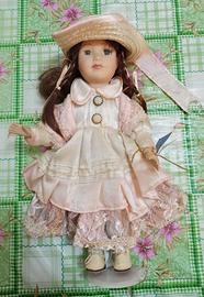 Bambola in Porcellana in piedi con piedistallo