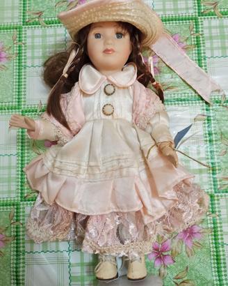 Bambola in Porcellana in piedi con piedistallo