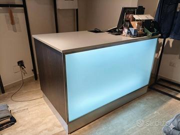 Bancone in legno negozio