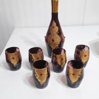 bottiglia con bicchiere vintage