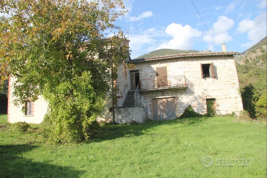 Rustico / Casale di 300 m² con più di 5 locali e b - Altro