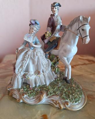 Gruppo Capodimonte Cavaliere e Dama con Pizzo 