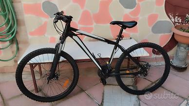 bicicletta Mountain bike nera e bianca Biciclette In vendita a