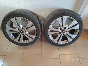 Cerchi in lega con relativi pneumatici