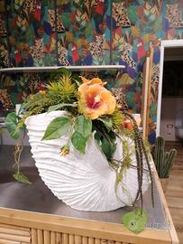 Vaso conchiglia con fiori finti in ceramica