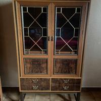 Vetrina classica in legno con vetri piombati