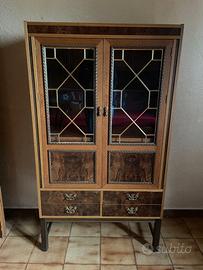 Vetrina classica in legno con vetri piombati