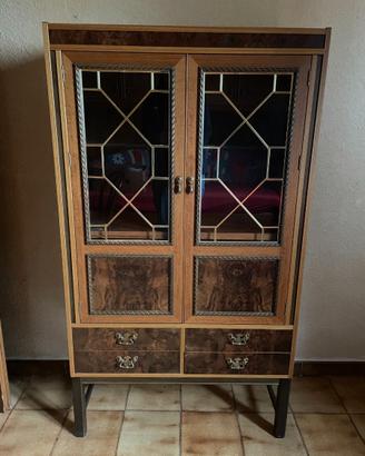 Vetrina classica in legno con vetri piombati