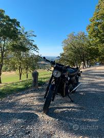 Triumph Bonneville black t 100 custom cafe racer
