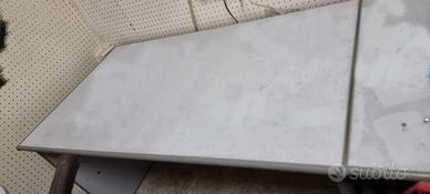 Scrivania per laboratorio.