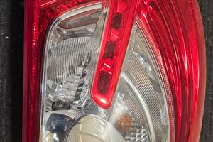 FARO  POSTERIORE PEUGEOT 208 