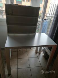 Scrivania ikea con libreria