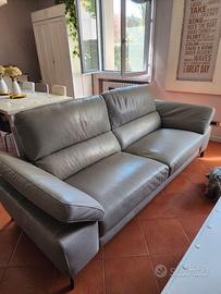 Divano nuovo pelle grigio Poltrone&Sofà con pouff