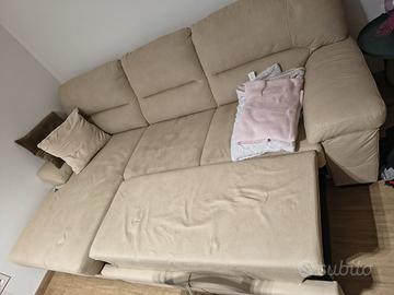 Divano con penisola usato pochissimo