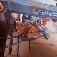 Troncatrice e tubi zincato ponteggio