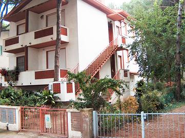 Appartamento trilocale in palazzina 50 mt. al mare