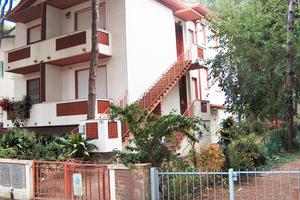 Appartamento trilocale in palazzina 50 mt. al mare