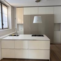 cucina ad isola con elettrodoestici