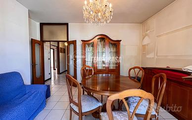 QUADRILOCALE CON AMPI SPAZI E GARAGE A DUE PASSI D