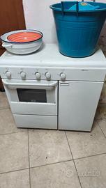 Cucina a gas bianca con forno e vano bombola
