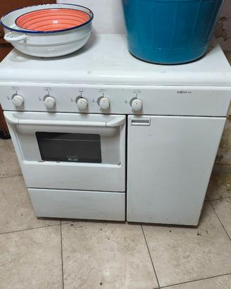 Cucina a gas bianca con forno e vano bombola