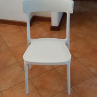 Quattro sedie in plastica lavabile