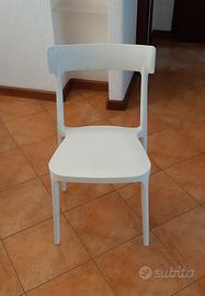 Quattro sedie in plastica lavabile