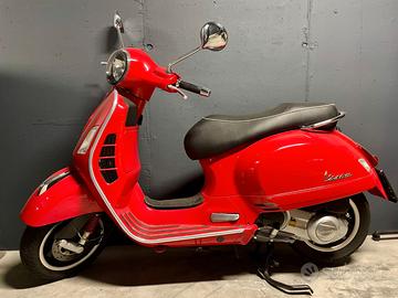 Piaggio Vespa GTS 300 i.e. Rossa
