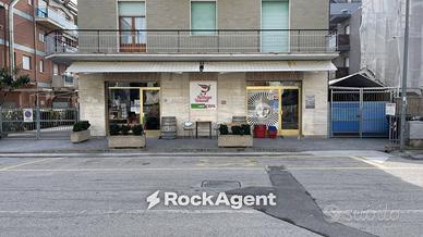Attività / Licenza di 175 m² con 1 locale a Alba A