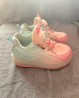 Scarpe con le ruote sotto