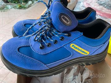 Scarpe e casco Postə Italianə