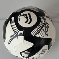 Pallone Juventus firmato dai calciatori