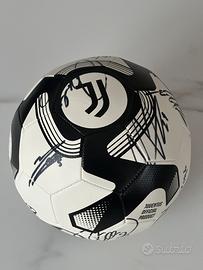 Pallone Juventus firmato dai calciatori