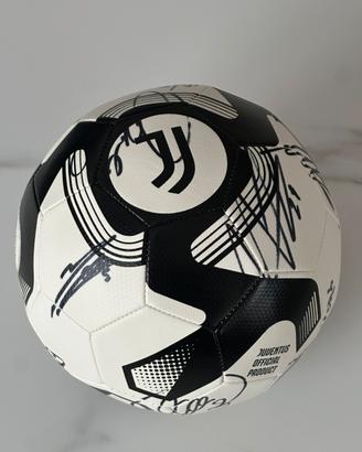 Pallone Juventus firmato dai calciatori