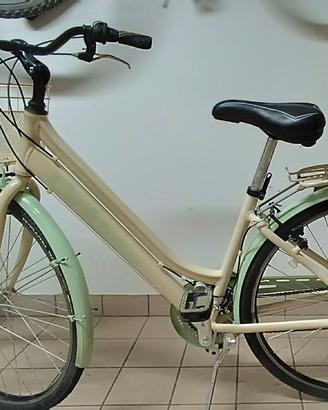 Bici donna con seggiolino posteriore 