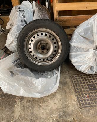 Gomme Hankook invernali piu cerchi ferro