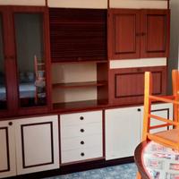 credenza e tavolo con sedie