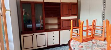 credenza e tavolo con sedie