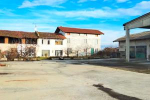 Cascina con magazzino e fienili