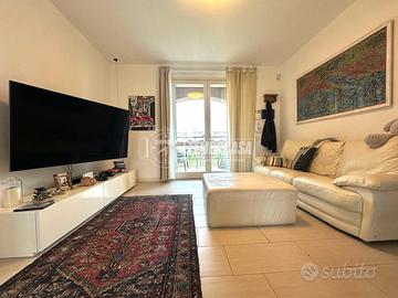 QUADRILOCALE CON TRE BAGNI GARAGE DOPPIO E PISCINA