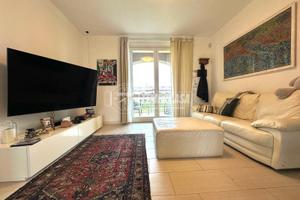 QUADRILOCALE CON TRE BAGNI GARAGE DOPPIO E PISCINA