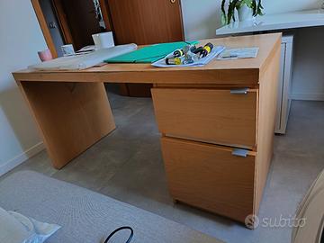 scrivania in legno con armadietto