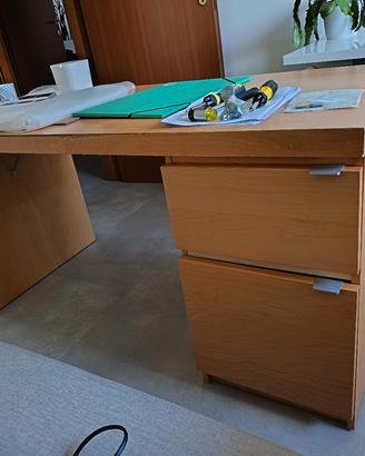 scrivania in legno con armadietto