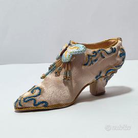 Piccola scarpa con tacco miniatura rivestita seta