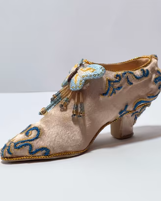 Piccola scarpa con tacco miniatura rivestita seta