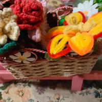 Soprammobile carriola con fiori uncinetto 