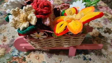 Soprammobile carriola con fiori uncinetto 
