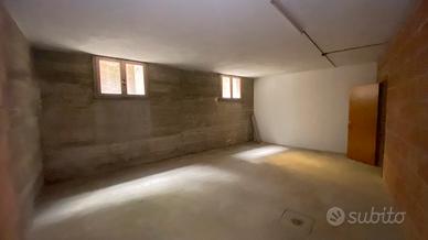 Deposito cantina con luce, acqua e scarico