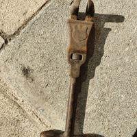 Trimo antico in metallo. Tenaglia curva collezione